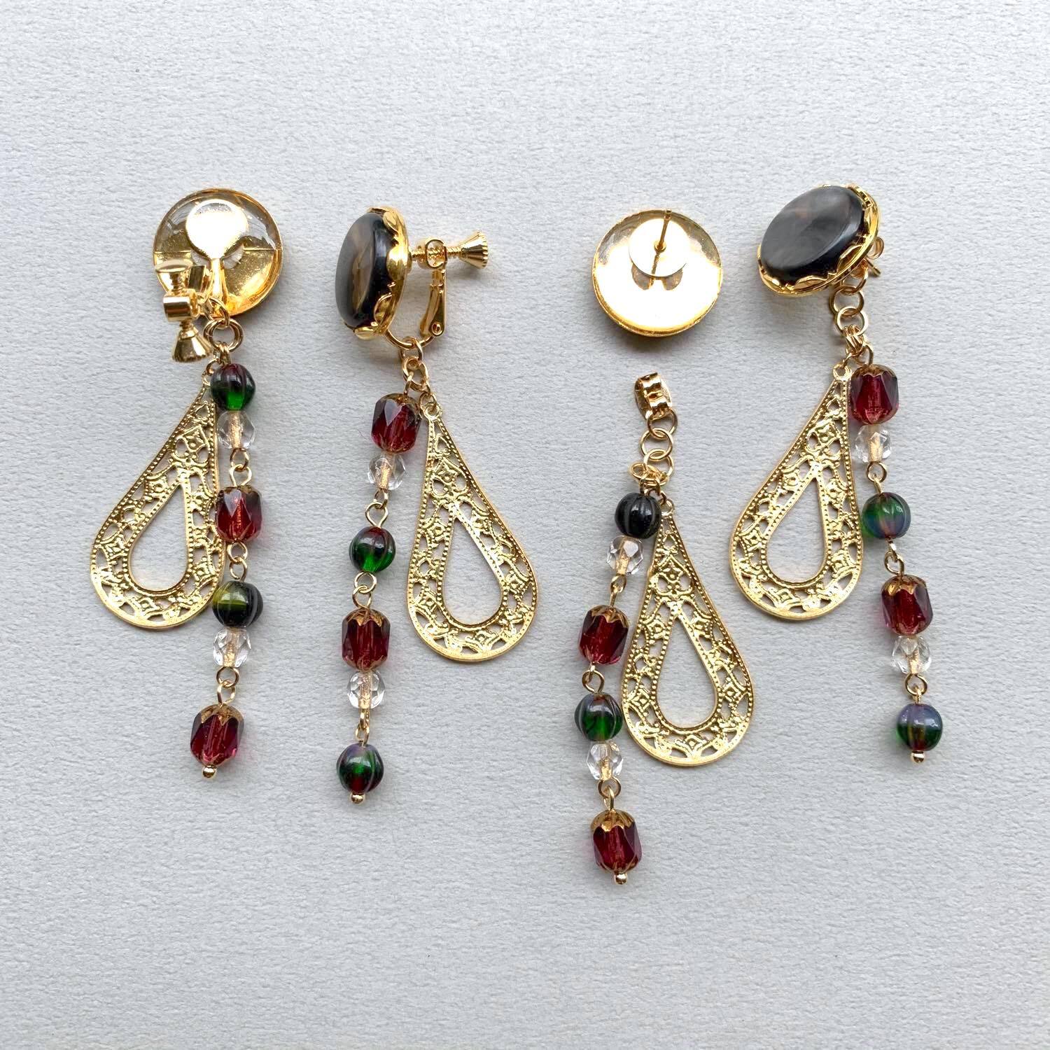 フランスボタンと真鍮チャーム×チェコビーズの〈ピアス/イヤリング