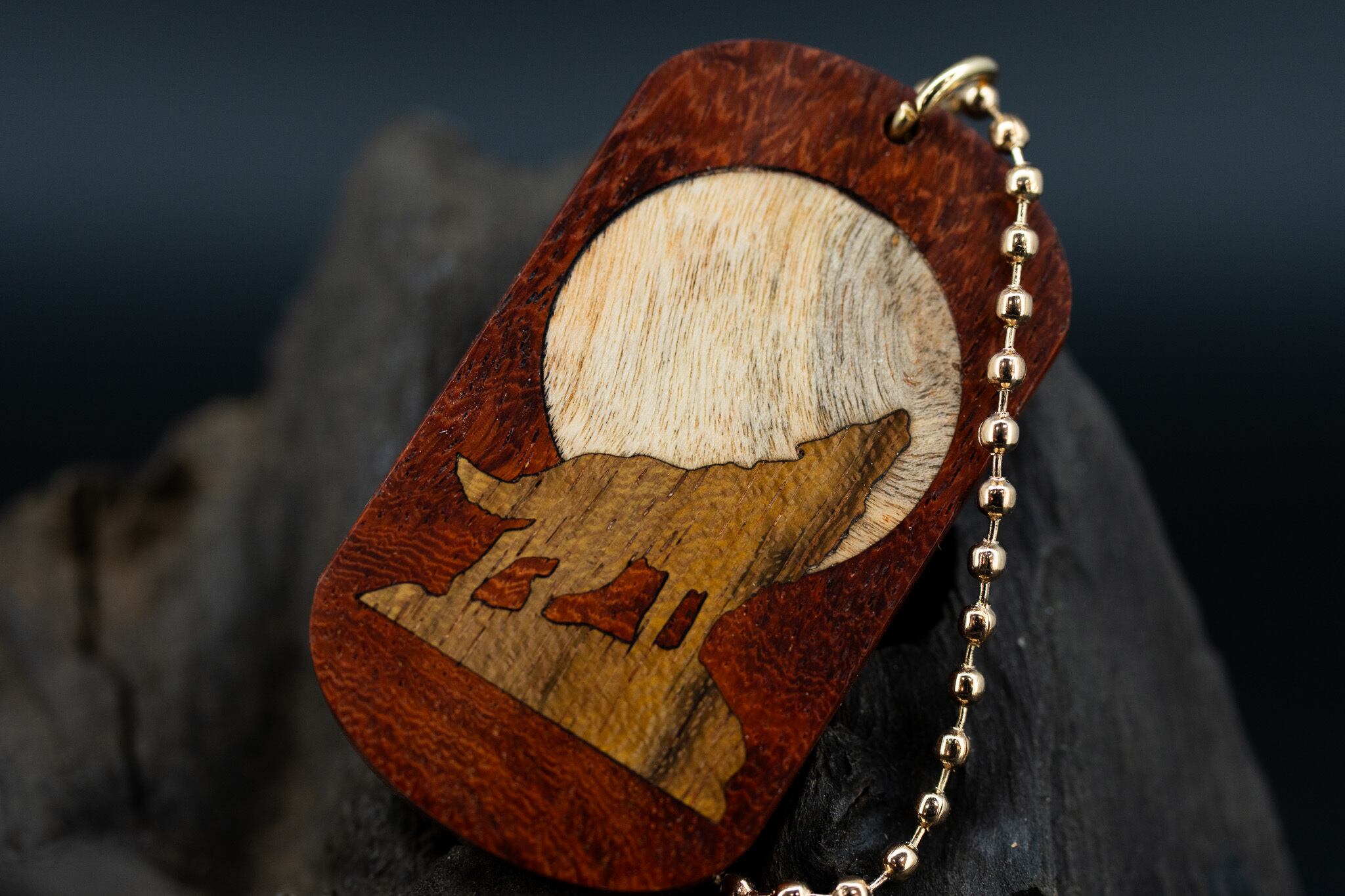 【朱色の銘木】 本花梨瘤 特上 ドッグタグ 象嵌 月と狼