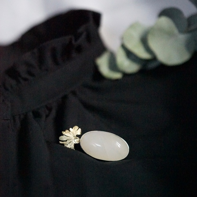 [送料当方負担] White moon stone(Oval) pin badge(NB002)