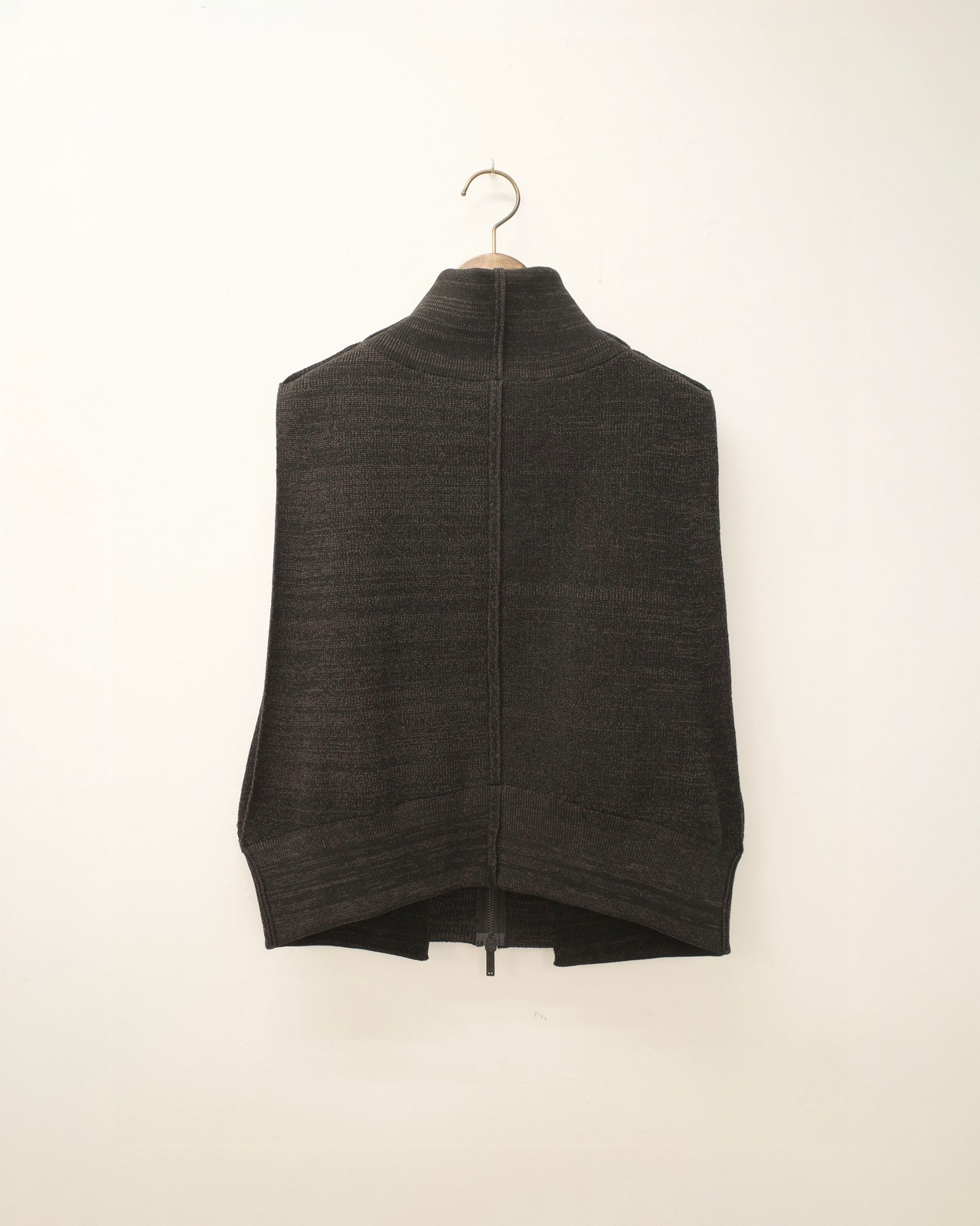 i’m here - Driver’s Knit Vest ：Beige｜前後スイッチ／ダブルファスナー／立体リンクス
