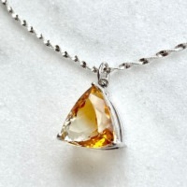 【東京大神宮でアチューメント】【宝石質・超美石】シトリン　トライアングル（三角形）　ペンダント（サービスチェーンつき）2461*2378