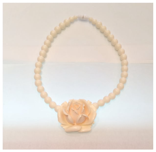 象牙色の樹脂製の薔薇のネックレス | Akio Mori