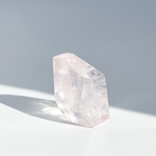 虹◎【高品質】バイーア産ローズクォーツ フリーフォーム41◇ Rose Quartz ◇天然石・鉱物・パワーストーン