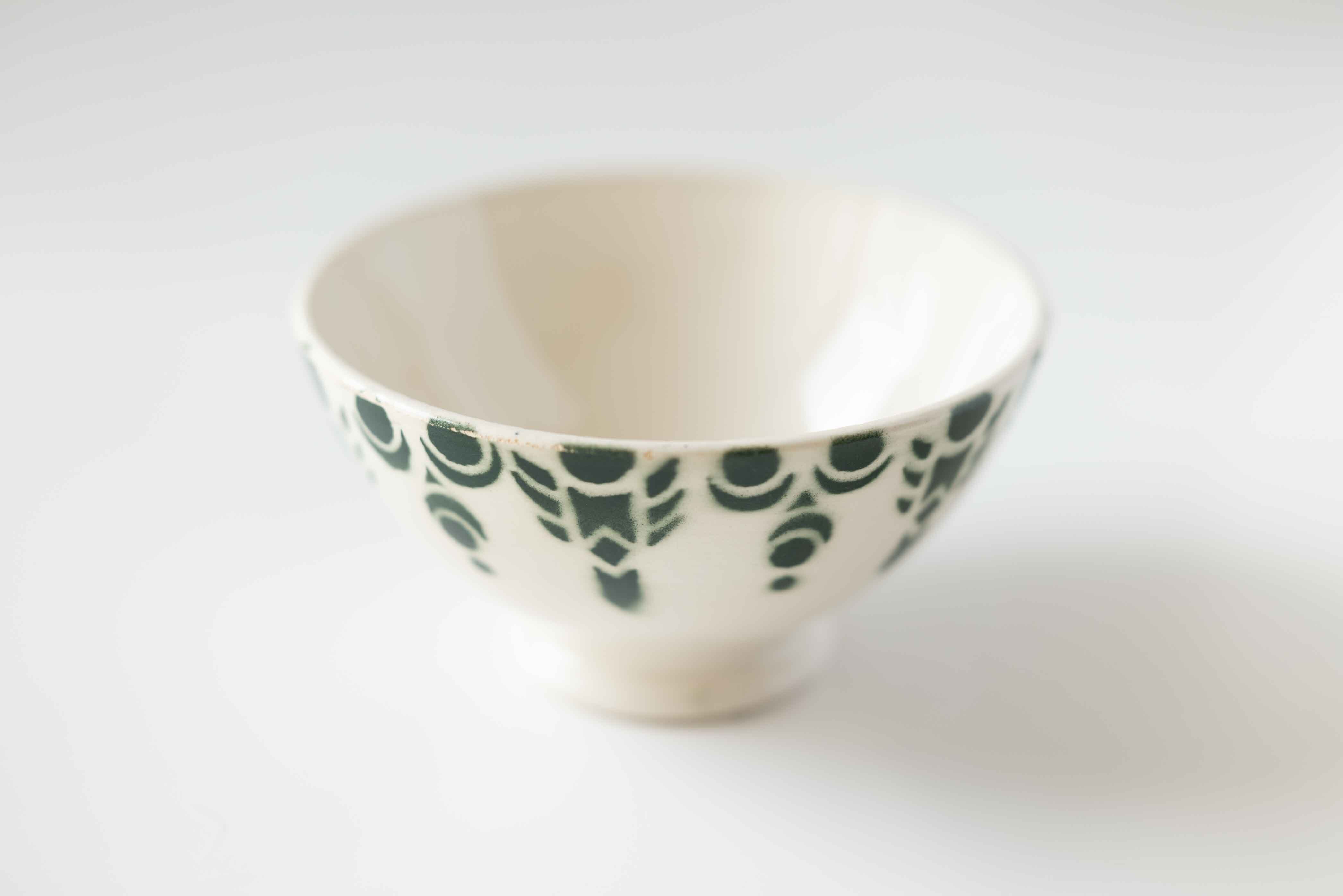 小ぶりでずっしりと重い　グリーンシックなカフェオレボウル