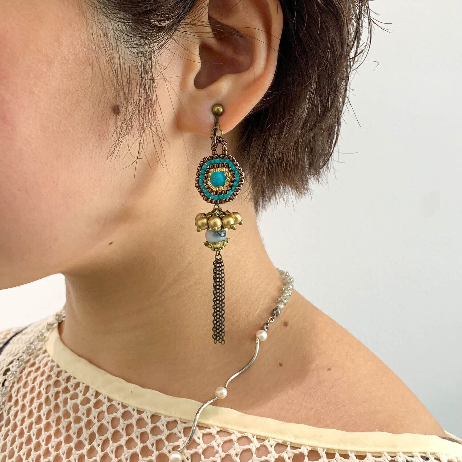 ターコイズビーズチャームとチェーンタッセル〈ピアス/イヤリング