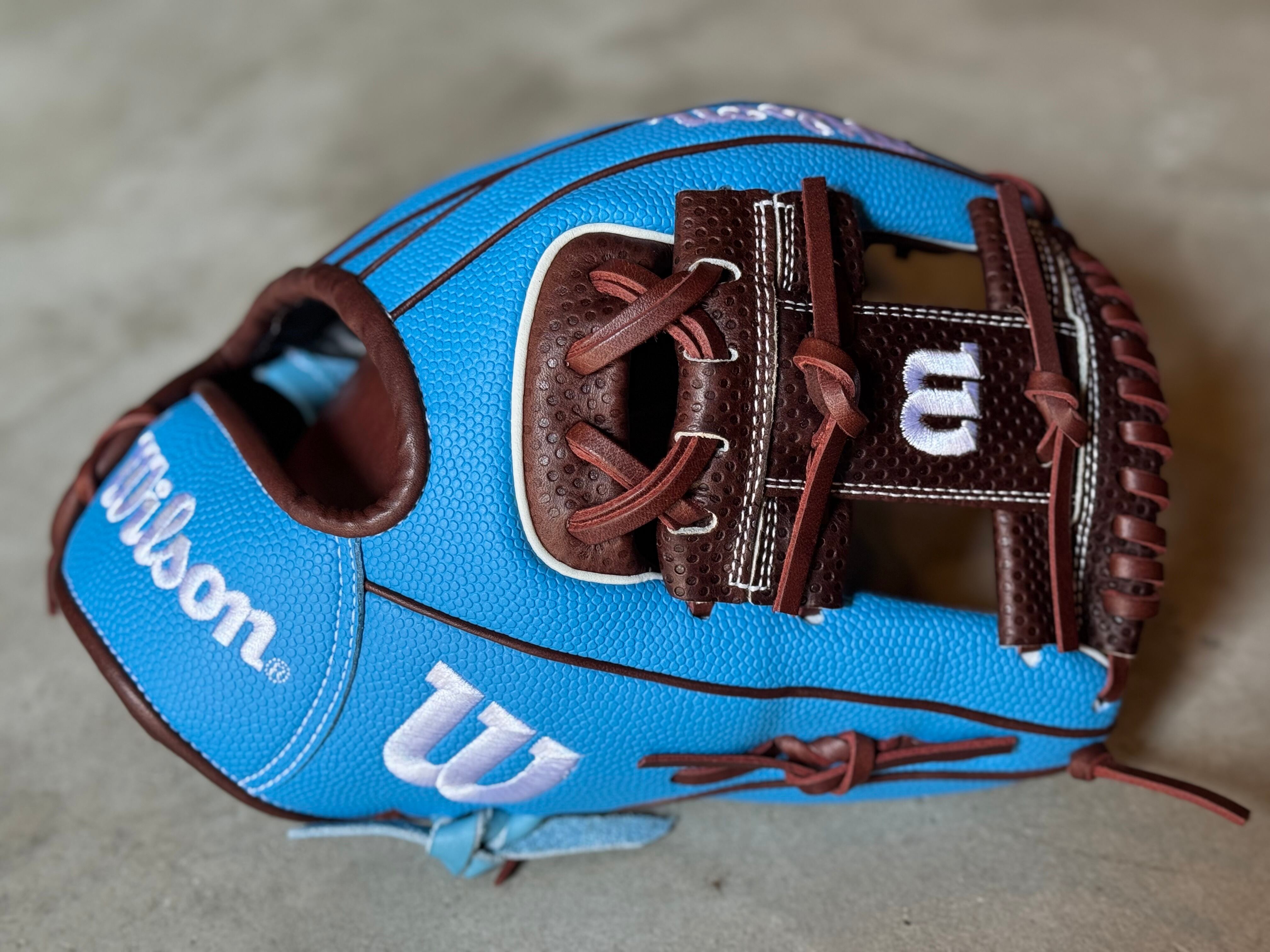 2025年限定モデル The Wannabe Hero DUAL 86型【Wilson】軟式用グラブ