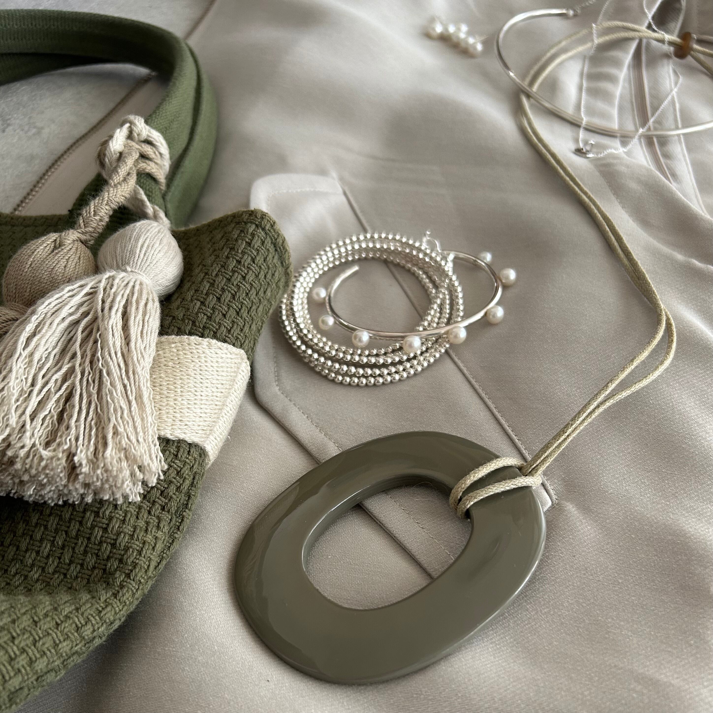 ホーンネックレス グレージュ | 上品なアクセサリー | こだわり素材