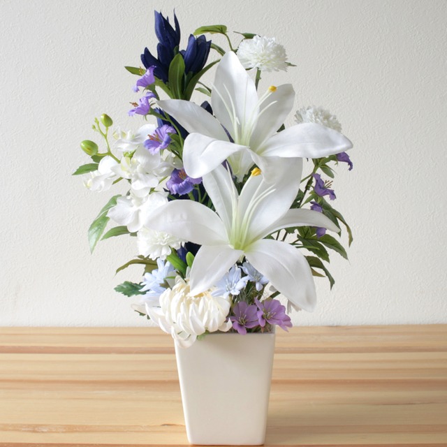 花器付き仏花 白ユリ・菊・胡蝶蘭・りんどう（造花）