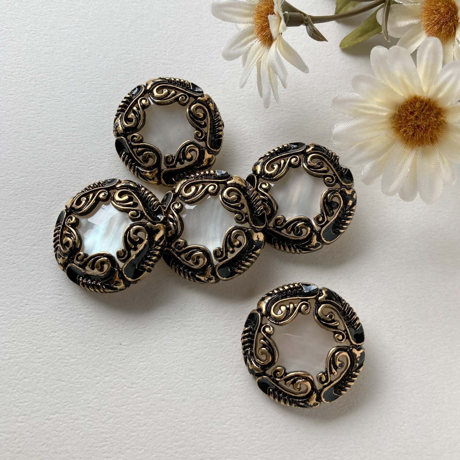 ロココ調フレームのシェル風ボタン(30mm) | Dua-アクセサリー ロココ調フレームのシェル風ボタン(30mm) | Dua-アクセサリー