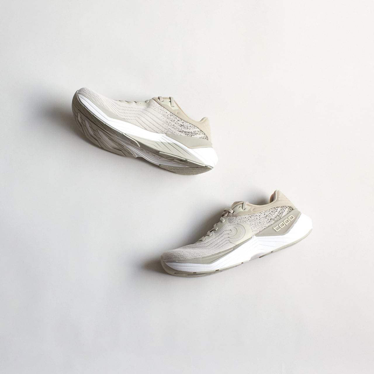 Topo Athletic（トポ アスレチック）ULTRAFLY 5 -Tan/White（WOMEN