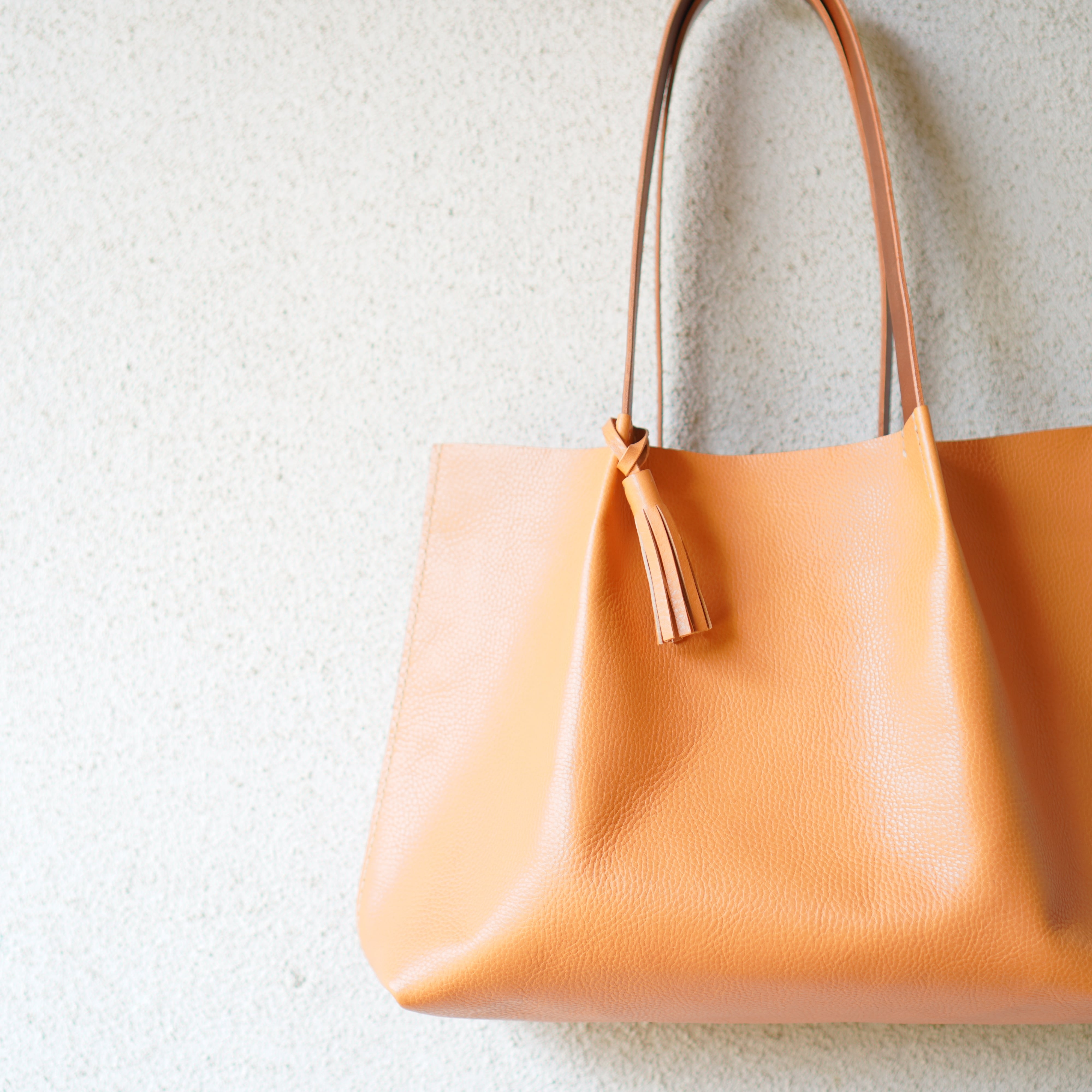イタリアの、素材を使い日本で縫製した鞄です。