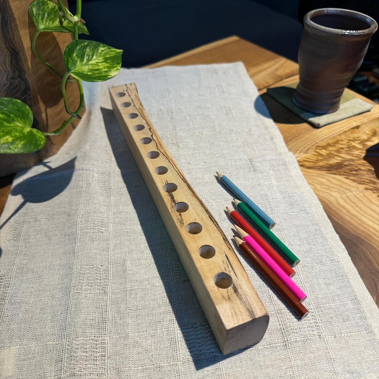 天然木の色鉛筆立て【岩手県産トチ】330×24~32×35㎜【12穴 12φ】 | 木