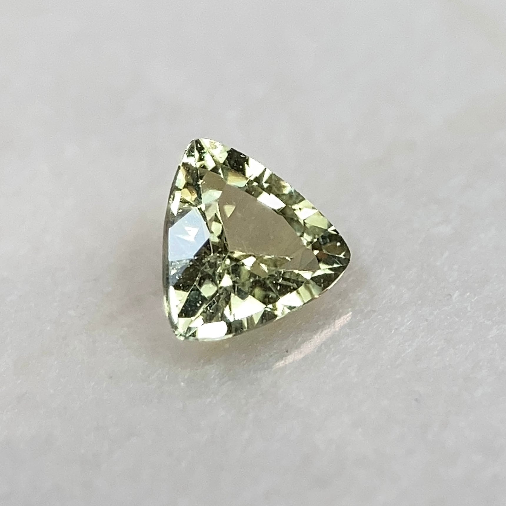 サファイア 0.432ct イエローグリーン 簡易ソーティング付き No.199