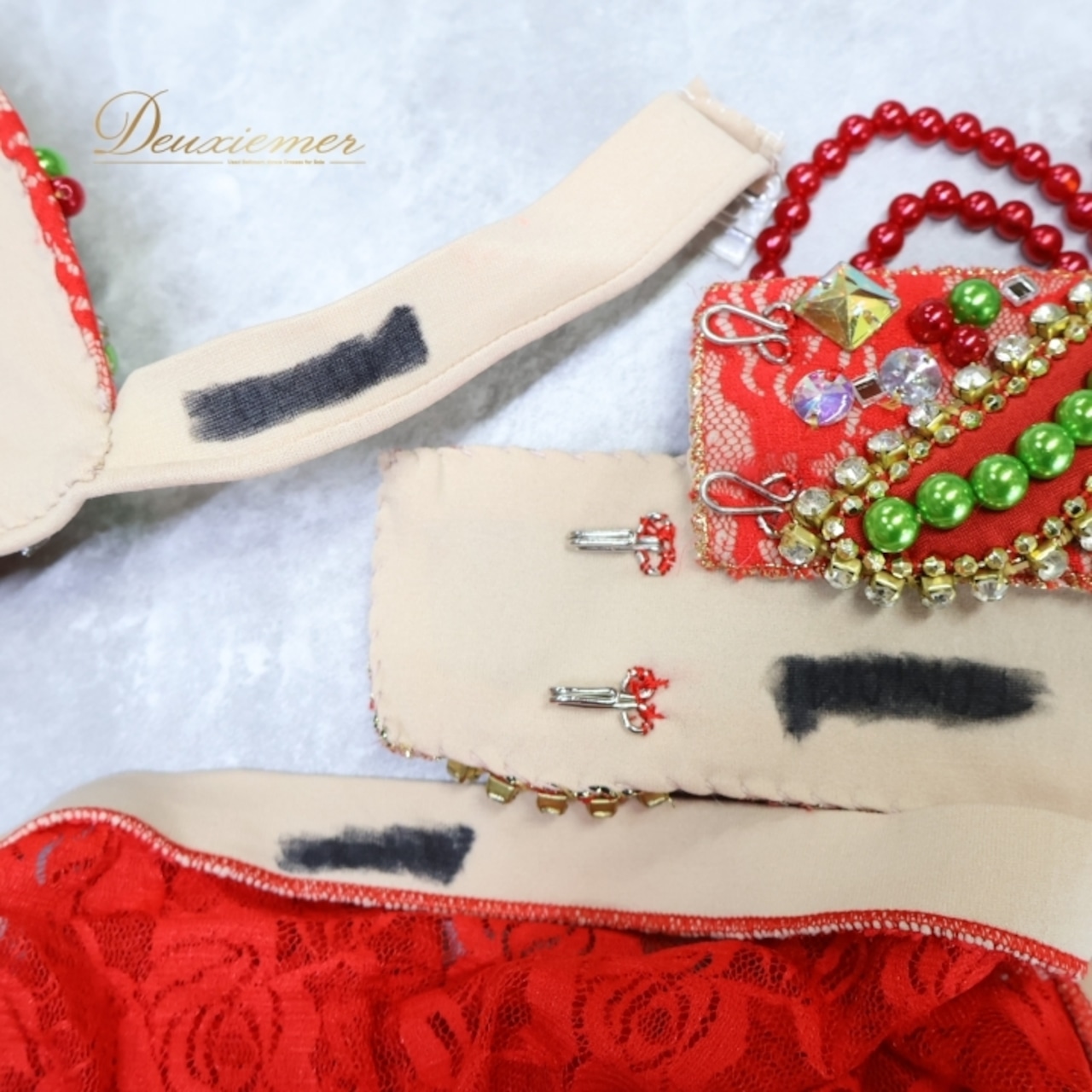 ベリーダンス オリエンタル 衣装 上下セット レッド系 トップス スカート ベルト ラインストーン ビーズ 赤 緑 レース 透け感 上品 インナーパンツ ダンス衣装 キラキラ 華やか 鮮やか ステージ イベント 豪華 装飾 グリーン系