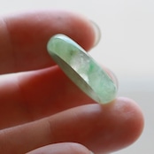 【13号】水中に浮かぶ緑の絵の具のよう。翡翠くり抜き甲丸リング A貨翡翠　jd_rg2095