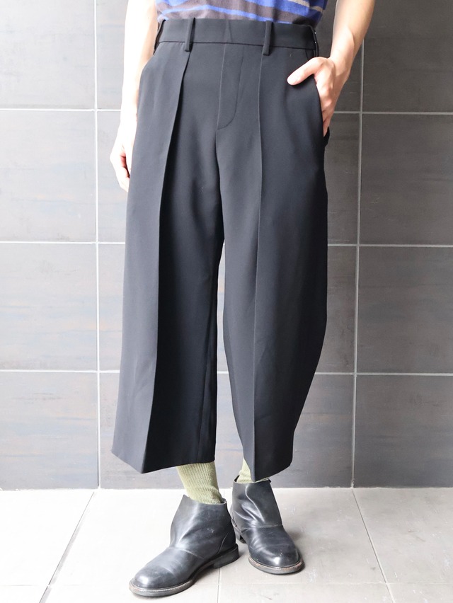 【neil ballett】tuck design cropped slacks