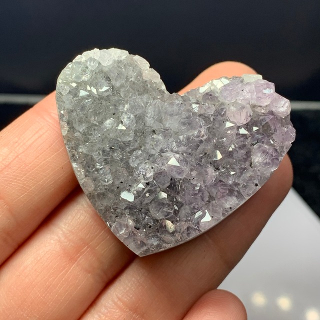 7.変わった色合いハートアメジストクラスター