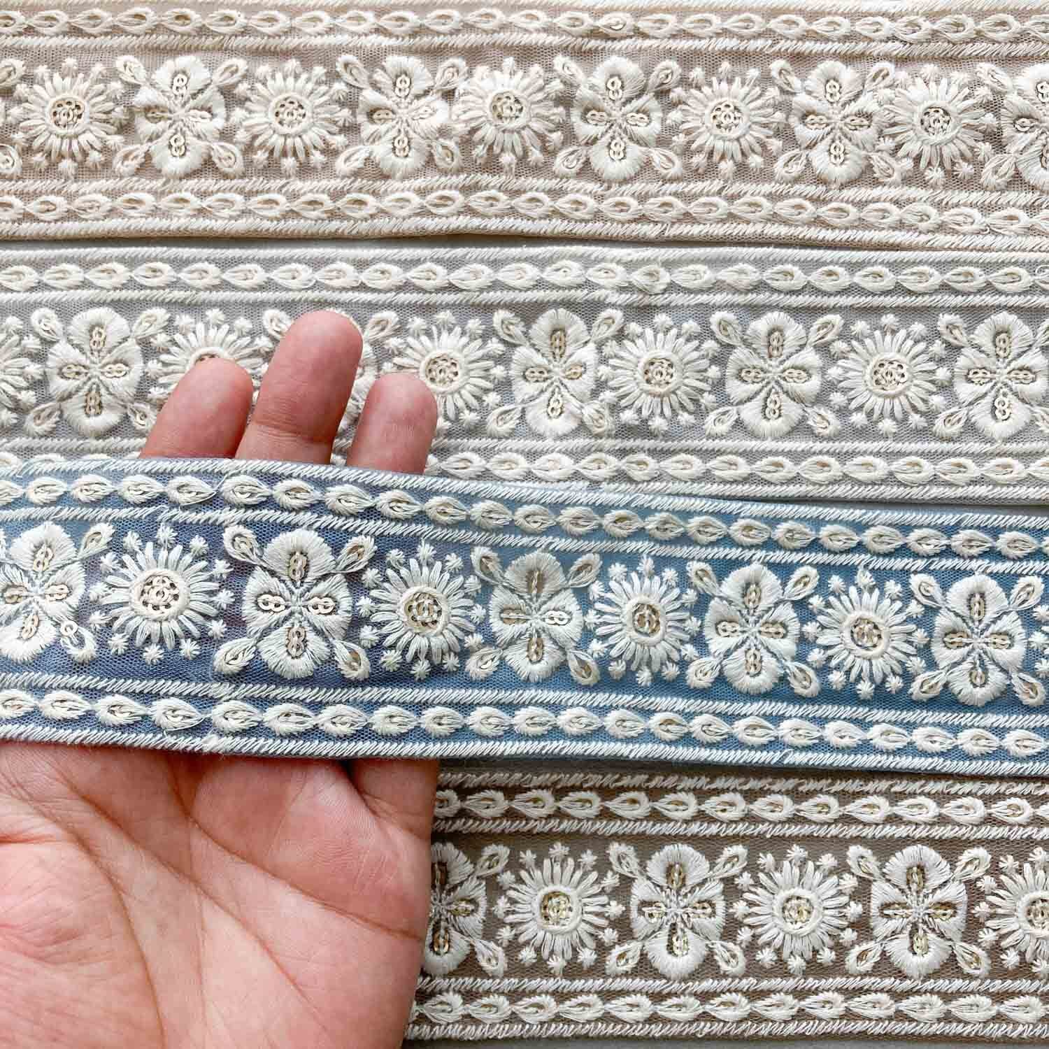 【ミルクティー1222】2点おまとめ買い　花刺繍フロントリボン前後2way 再入荷〉白いお花としずく縁の刺繍チュールリボン（1mカット） | Dua