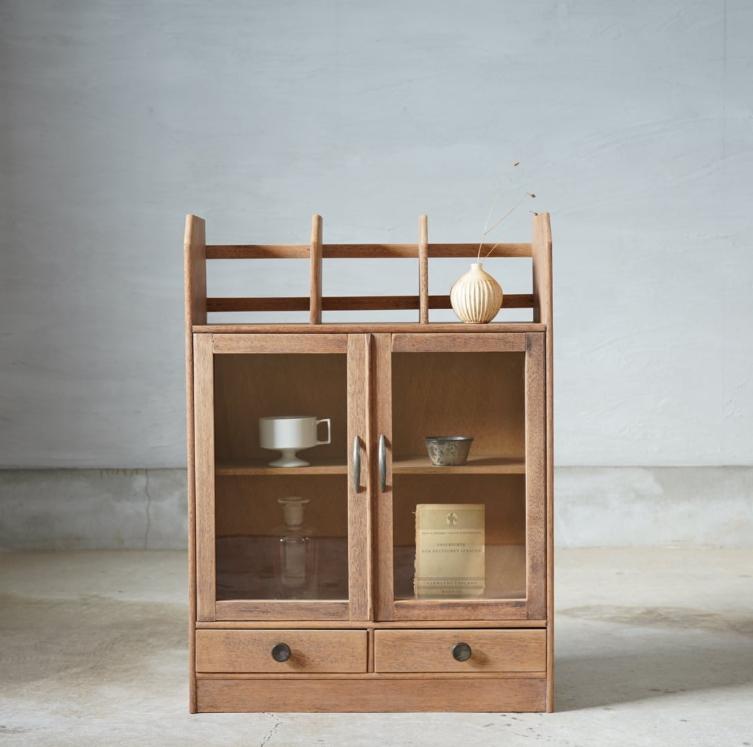 個性的な姿のキャビネット