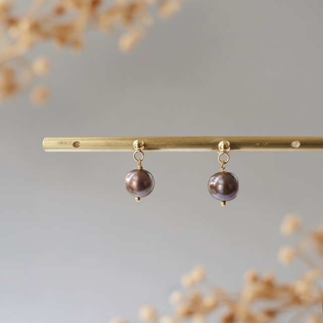 【数量限定】 淡水パールチョコレートブラウン色の一粒ピアス/イヤリング ダークブラウン 金属アレ対応　秋冬ピアス