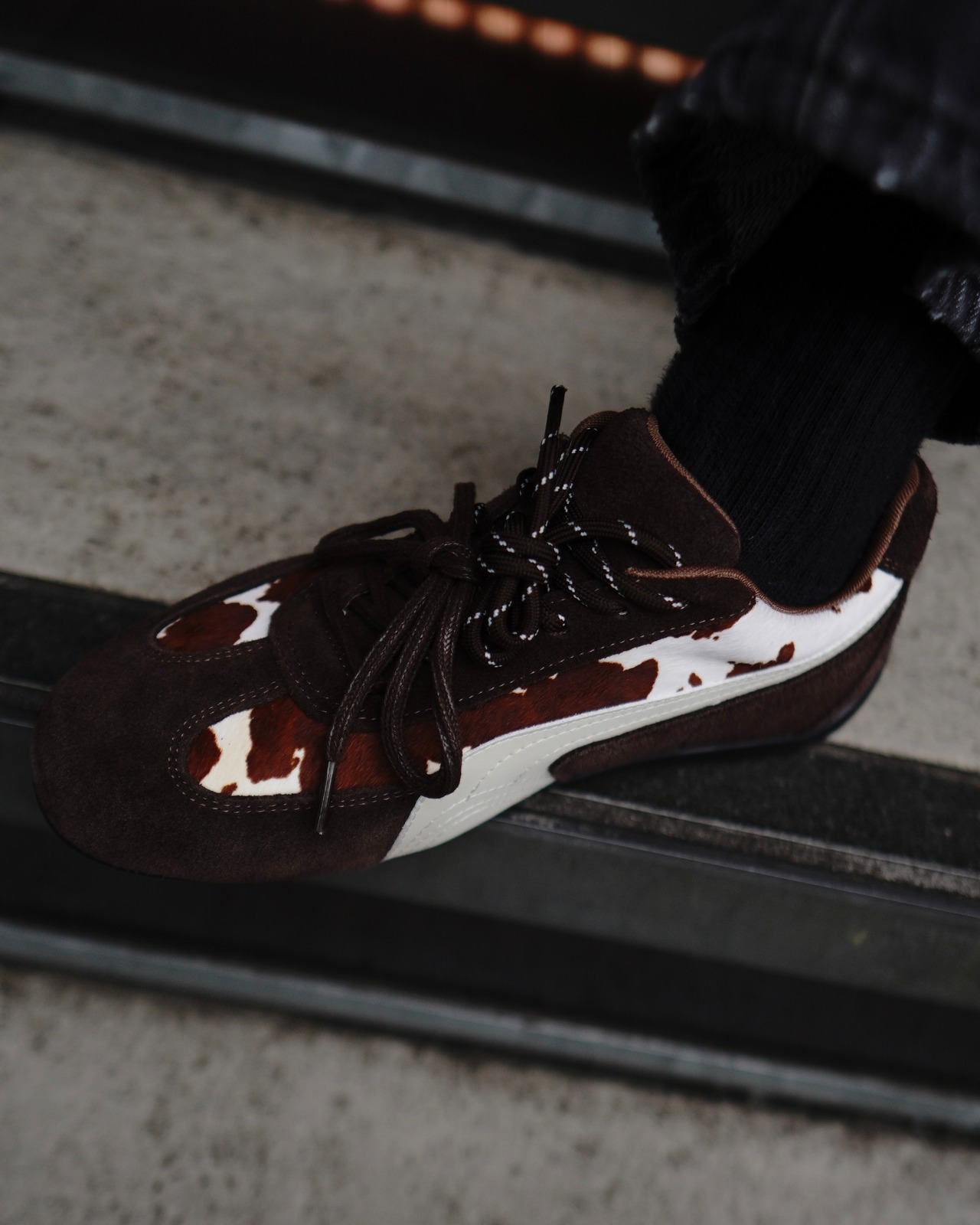 animal suede leather sneaker／cow brown