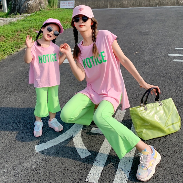 【送料無料】 セットアップ キッズ レディース 春 夏  ピンク Tシャツ 緑 グリーン パンツ フレアパンツ 上下セット 子供 女の子 親子コーデ リンクコーデ ママ ママコーデ お揃い 双子 かわいい ロゴ バックプリント 蛍光 ネオンカラー おしゃれ 半袖 袖あり 90cm 100cm 110cm 120cm 130cm 140cm M お出かけ 公園 リゾート 普段使い イベント 撮影 ラブリー ガーリー 子ども 服 コーデ 10代 20代 30代 カジュアル 個性的 ガール 韓国系 kd0239