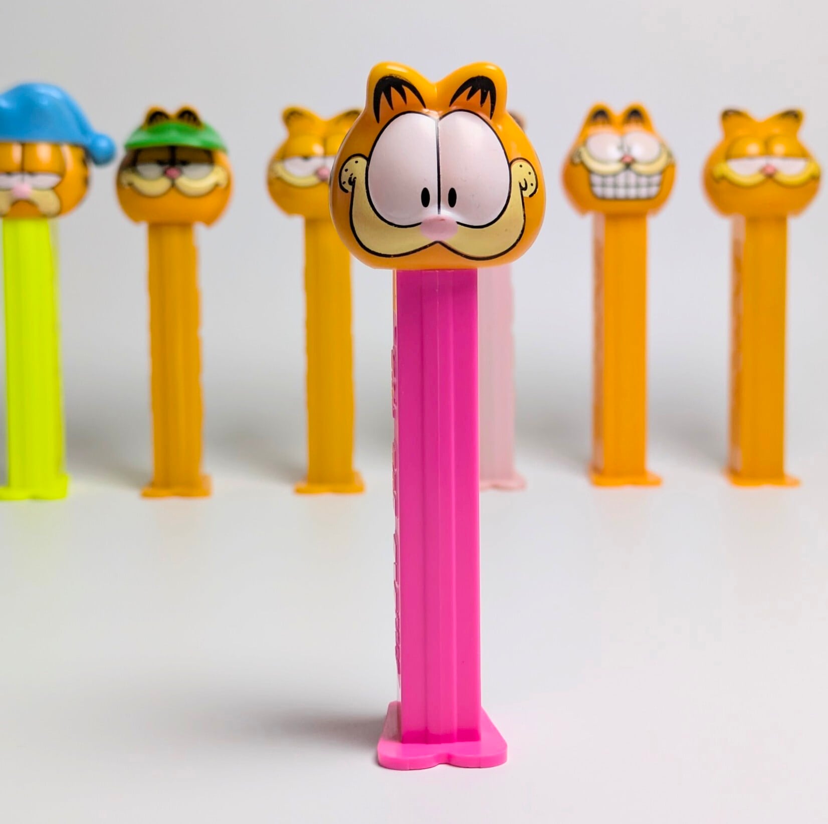 ☆ VINTAGE 90' ☆【 Garfield / ガーフィールド ) 】PEZ / ペッツ 『 ガーフィールド / ネオンピンクステム 』Made in SLOVENIA 〚アメリカン雑貨 アメトイ〛