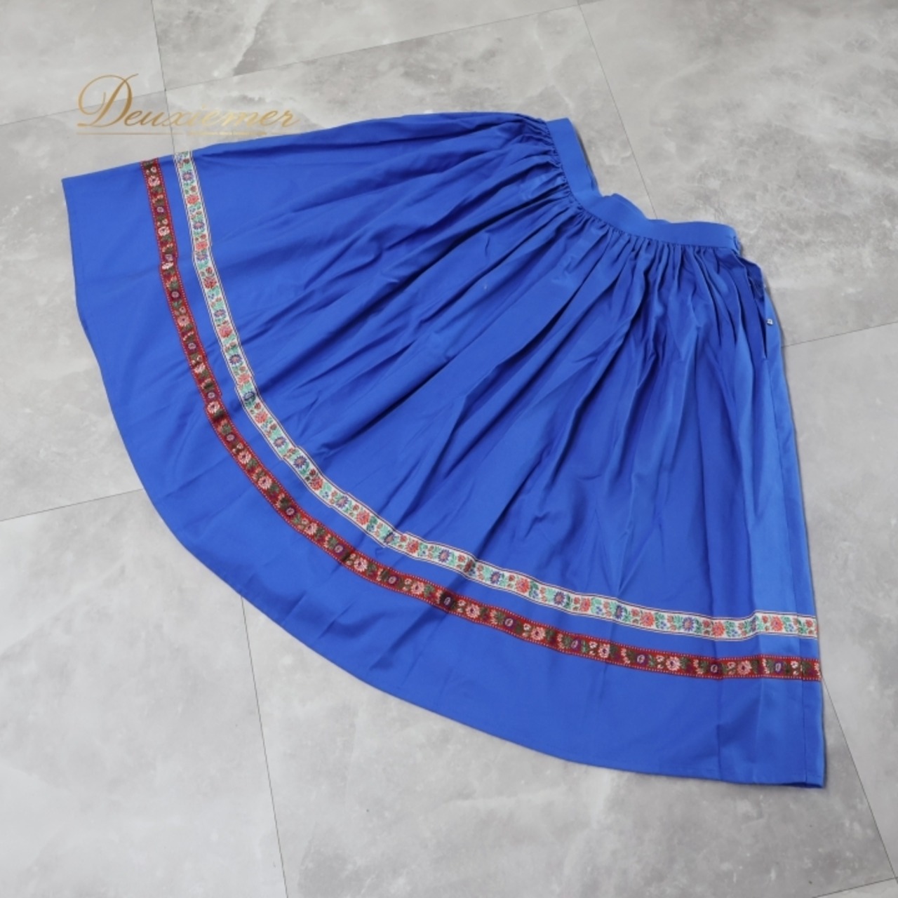 フォークダンス 衣装 スカート ブルー系 花柄 刺繍 青 赤 白 緑 チロリアン チロルスカート カントリー 鮮やか 華やか ダンス衣装 ハンガリー製 イベント 練習 レッスン ボタン かわいい ふんわり レッド系 ホワイト系 グリーン系