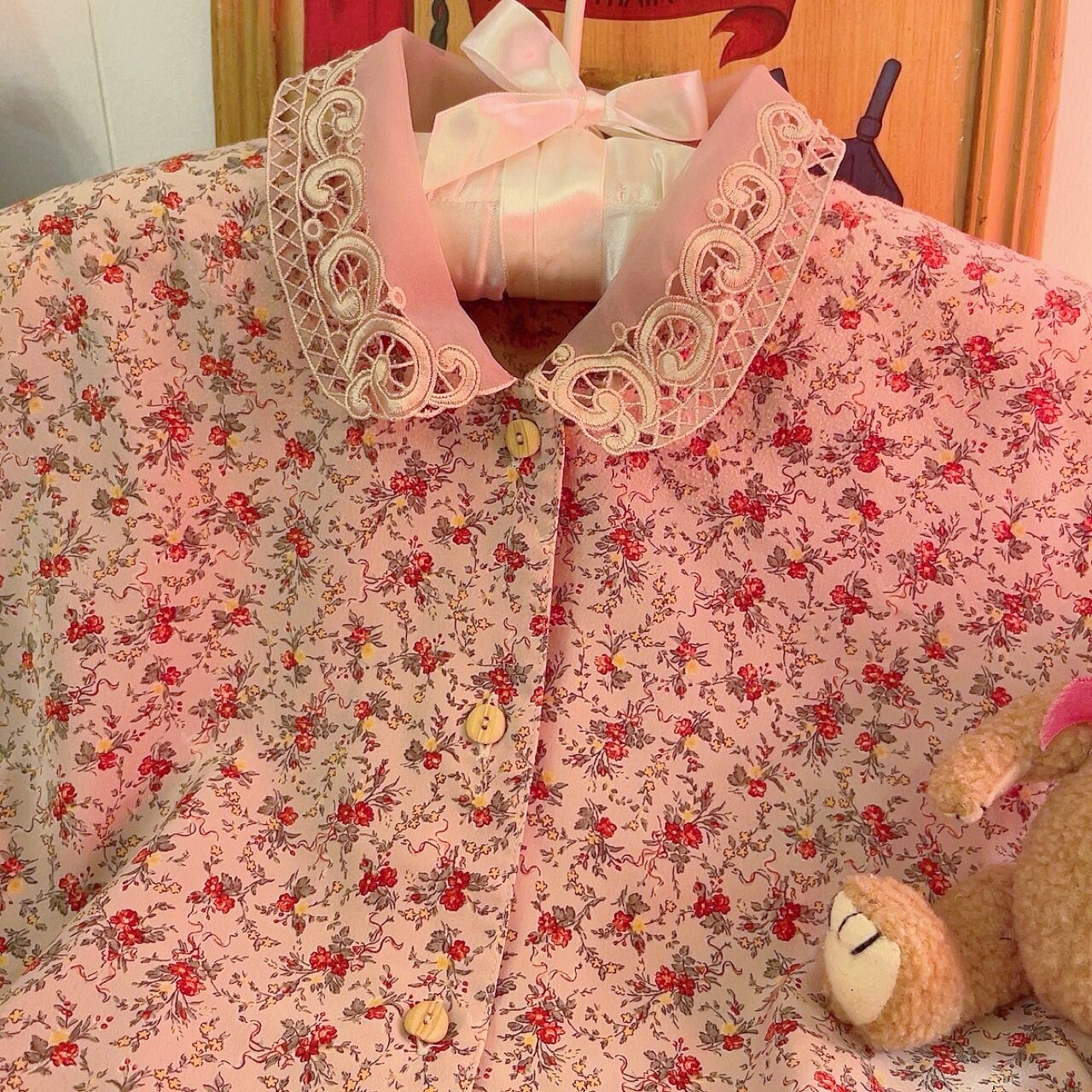 flower wood button blouse