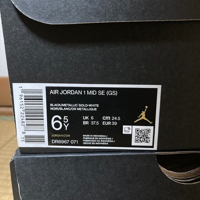 エアジョーダン1 MID SE GS 黒 金 白 24.5cm 箱付き エアジョーダン1 MID SE GS 黒 金 白 24.5cm 箱付き