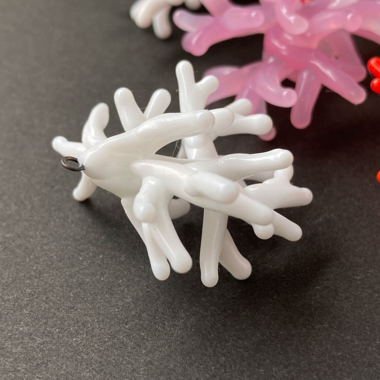 サンゴのチェコガラスチャーム | Dua-アクセサリーパーツショップ