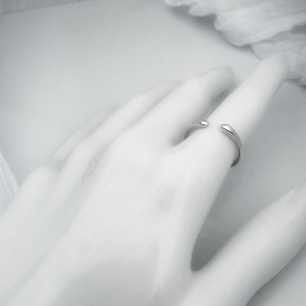Moment / Drop Open Ring