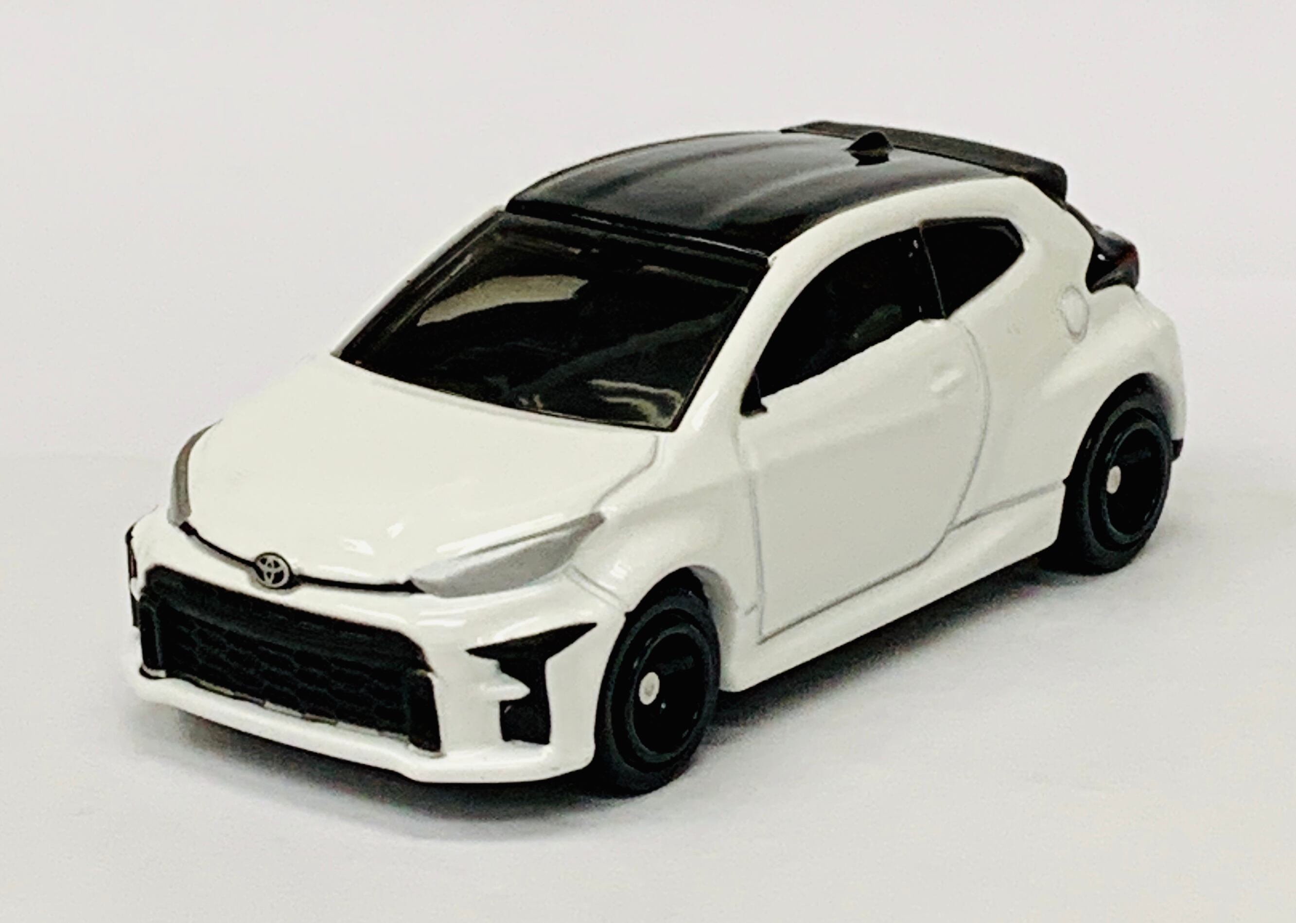 トヨタ Yaris ミニカーセット Amazon | HJ64 1/64 トヨタ GRMN YARIS CIRCUIT PACKAGE