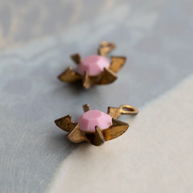 ヴィンテージ オクタゴンのラインストーンに埋め込まれたラウンドストーン（ライトサファイア、グレー・2コ）