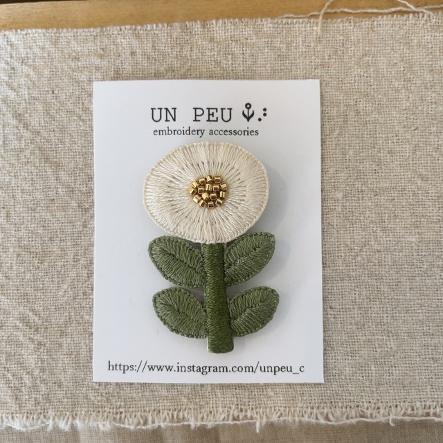 un peu／ブローチ／デイジー（白×ゴールドビーズ）