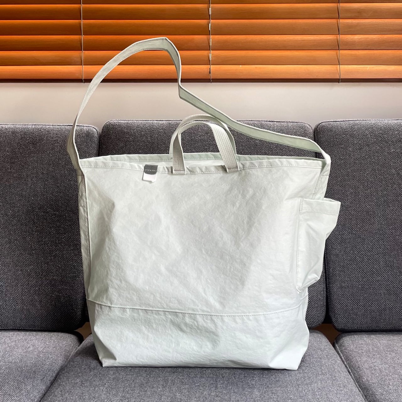 "SIDE POCKET" TOTE / WATER