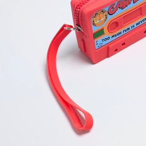 【 Garfield ( ガーフィールド ) 】SILICONE POUCH ( シリコーンポーチ ) カセットテープ型 ストラップ付き / 小物入れ / コインケース / コスメポーチ / シリコン〚アメリカン雑貨 アメトイ〛