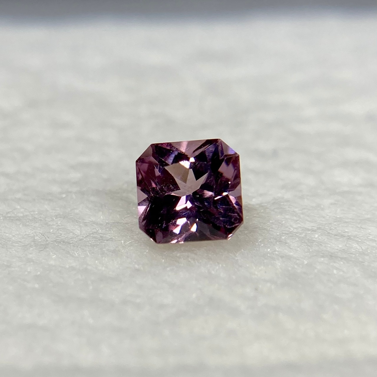 クッションみたいなスピネル 約4mm*4mm C-6