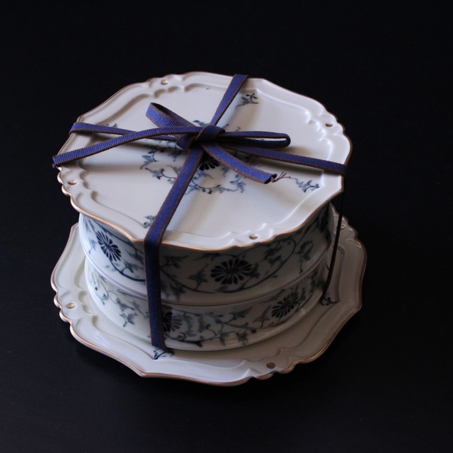 菊唐草　四方輪花重