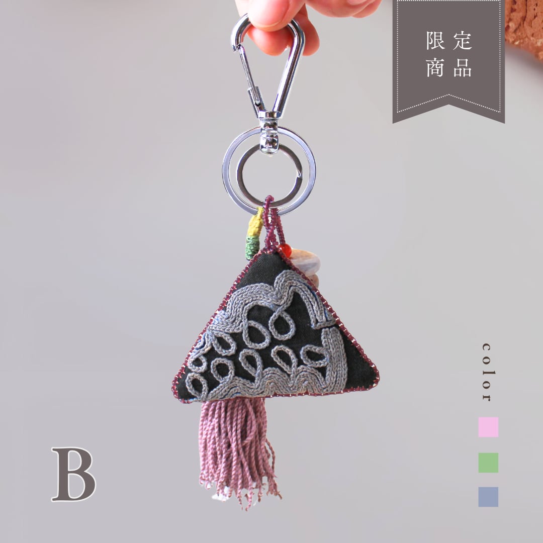 【トゥマール・キーホルダー】 キルギスのお守り ヴィンテージ 手刺繍トゥマール〈結び桜〉