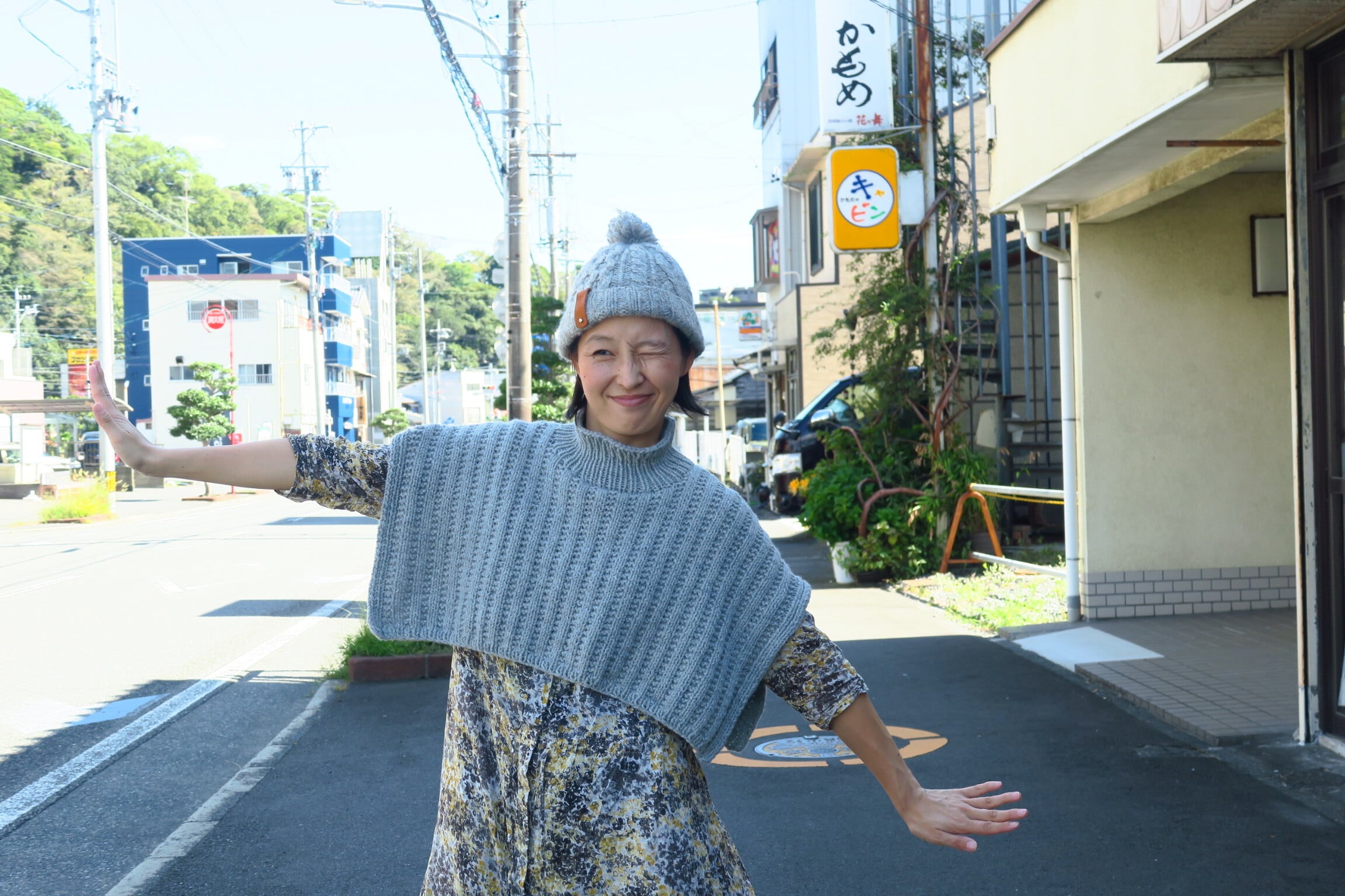 ネコさま専用【タグ付き】IAM ケープニット＋デザインデニムサロペットセット だらんと子猫のニットショルダーケープ E00591 | EMMA GRAND