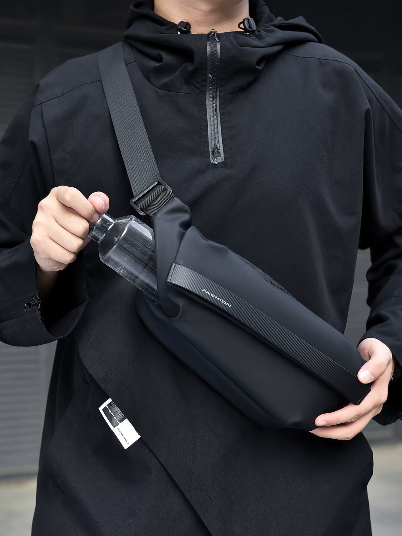 撥水 メンズボディバッグ 斜め掛けショルダーバッグ 多収納ファスナーポケット付き 通勤通学や自転車にも使いやすいワンサイズ