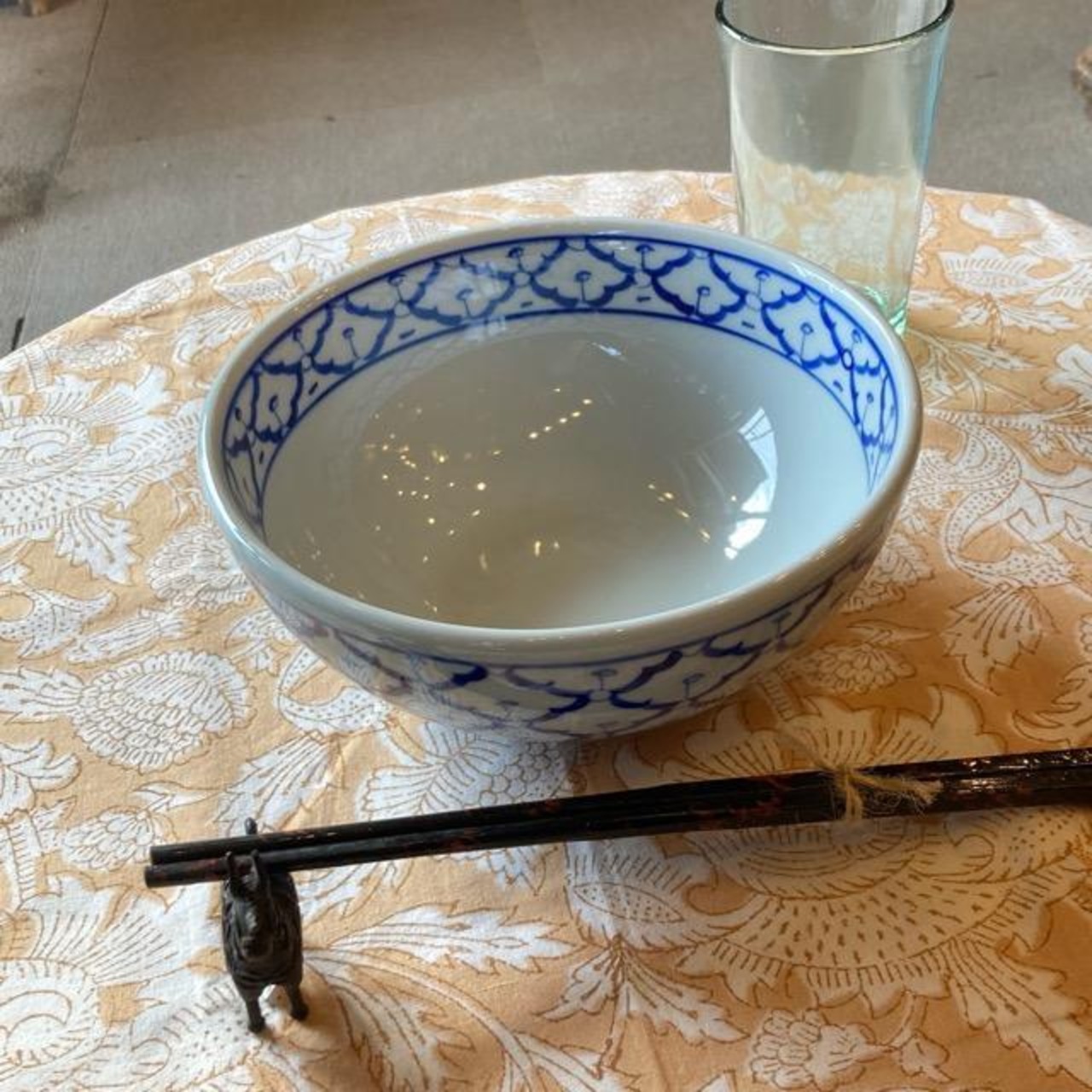 タイ　青白陶器　パイナップル柄ボウル　L　18.5cm　タイ料理　アジアン料理　民芸品　ラーメンボウル　ブルー＆ホワイト　大鉢　陶磁器　