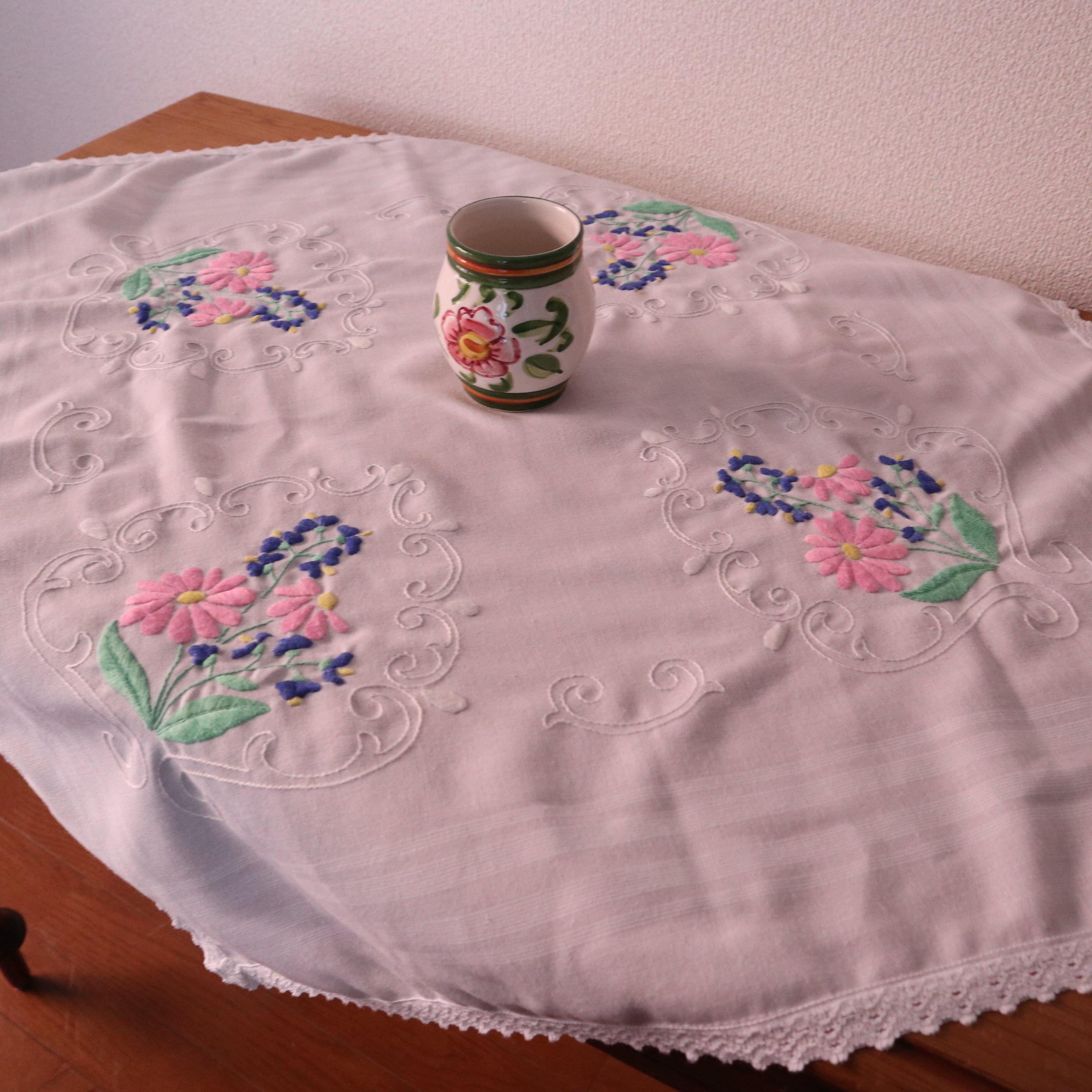 ピンクのお花や青の小花の手刺繍 テーブルクロス 未使用品
