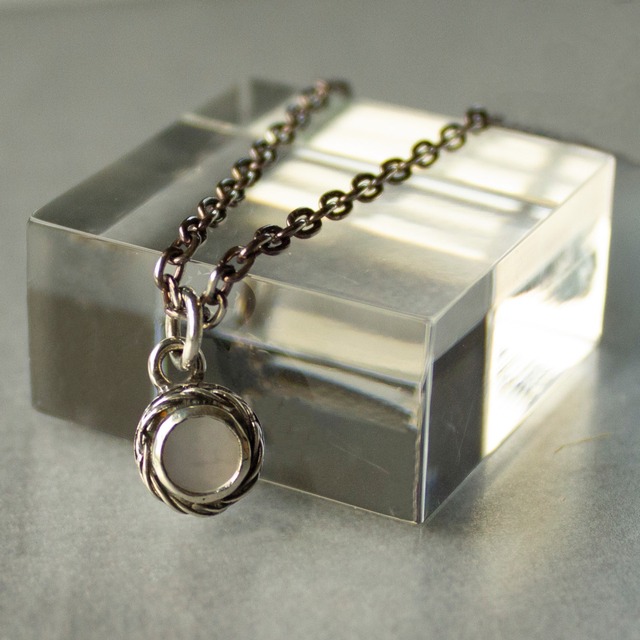 Small Mirrorstone Necklace (Circle) #白蝶貝