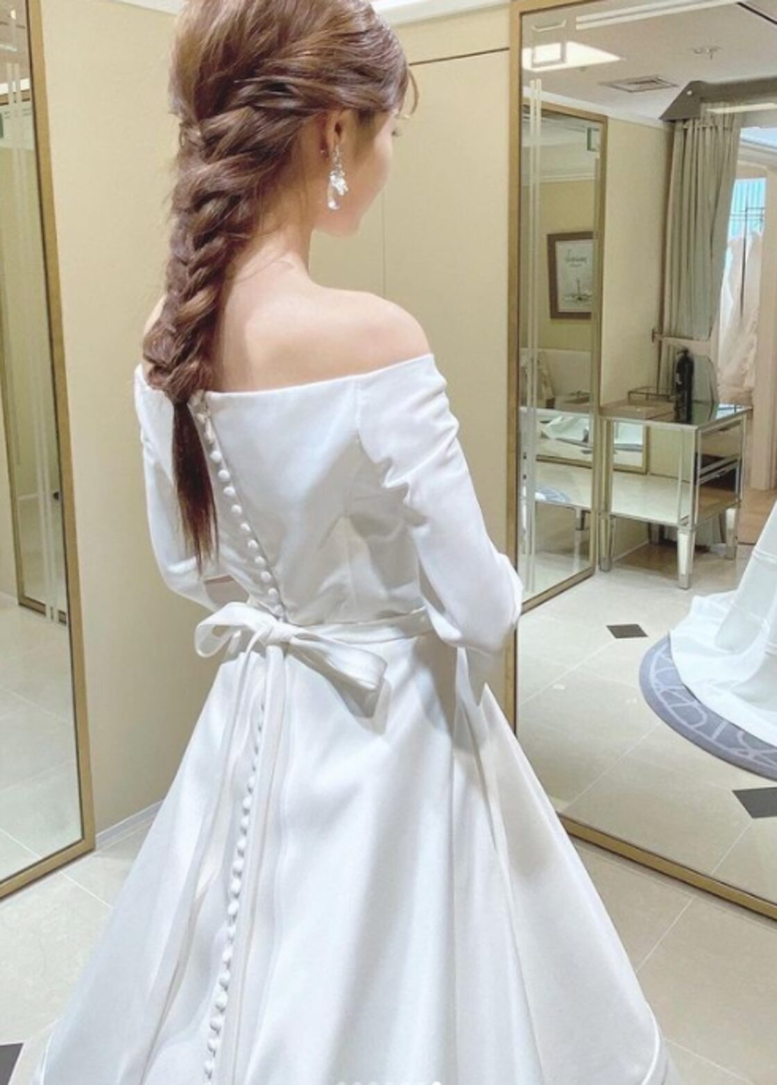 雅やか ウエディングドレス 揺らめく裾 高級イタリアサテン スレンダー  