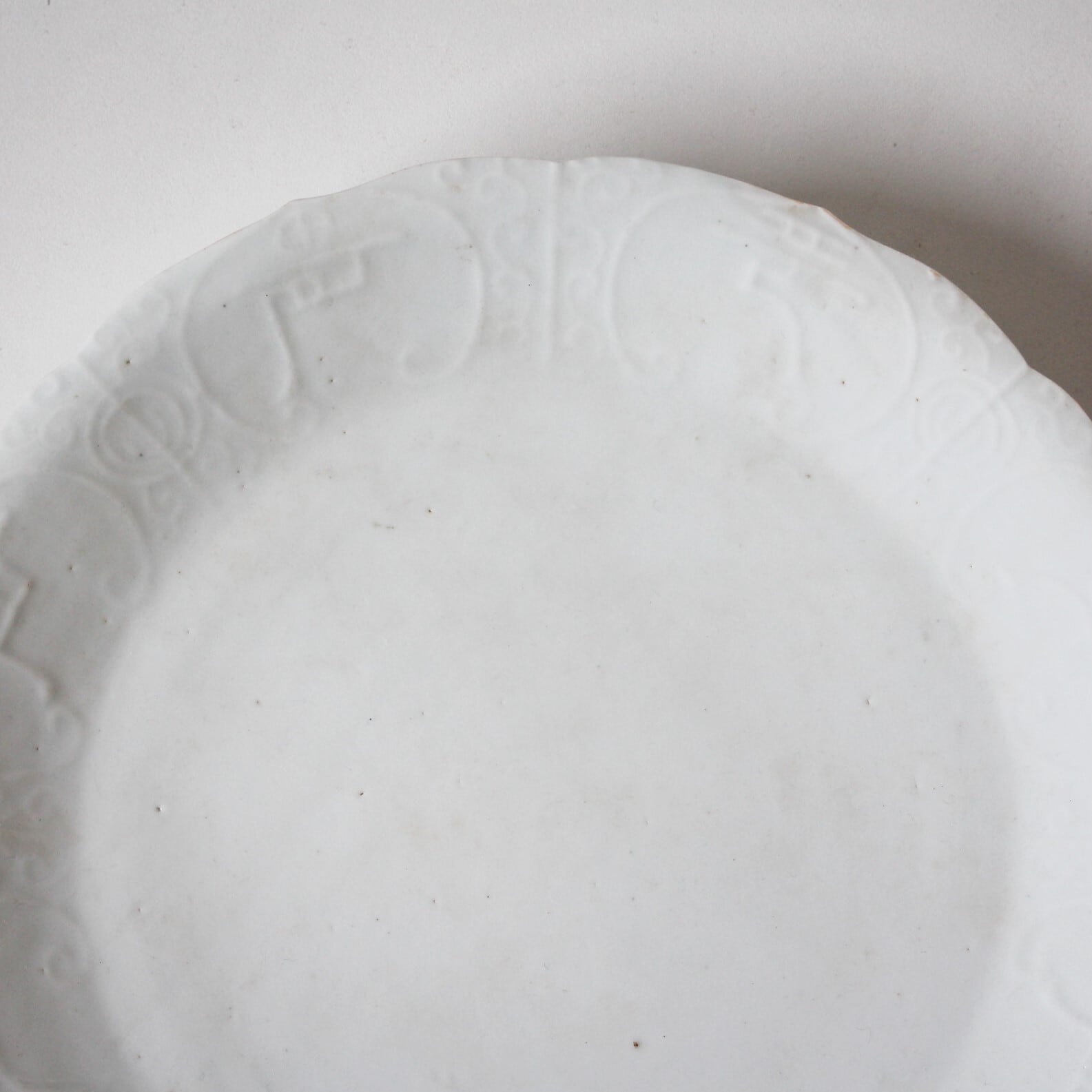 アンティーク 古九谷白磁の陽刻文字模様の輪花皿 d22.1cm Antique