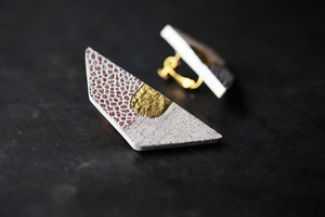 白い革と金属のピアス・イヤリング（Lsize）