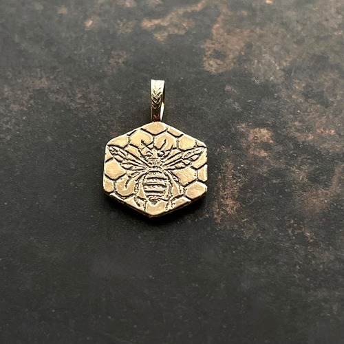 K10 Honeybee & Four-Leaf Clover Etched Pendant  /K10製 蜜蜂と四つ葉のクローバーのエッチングペンダントトップ