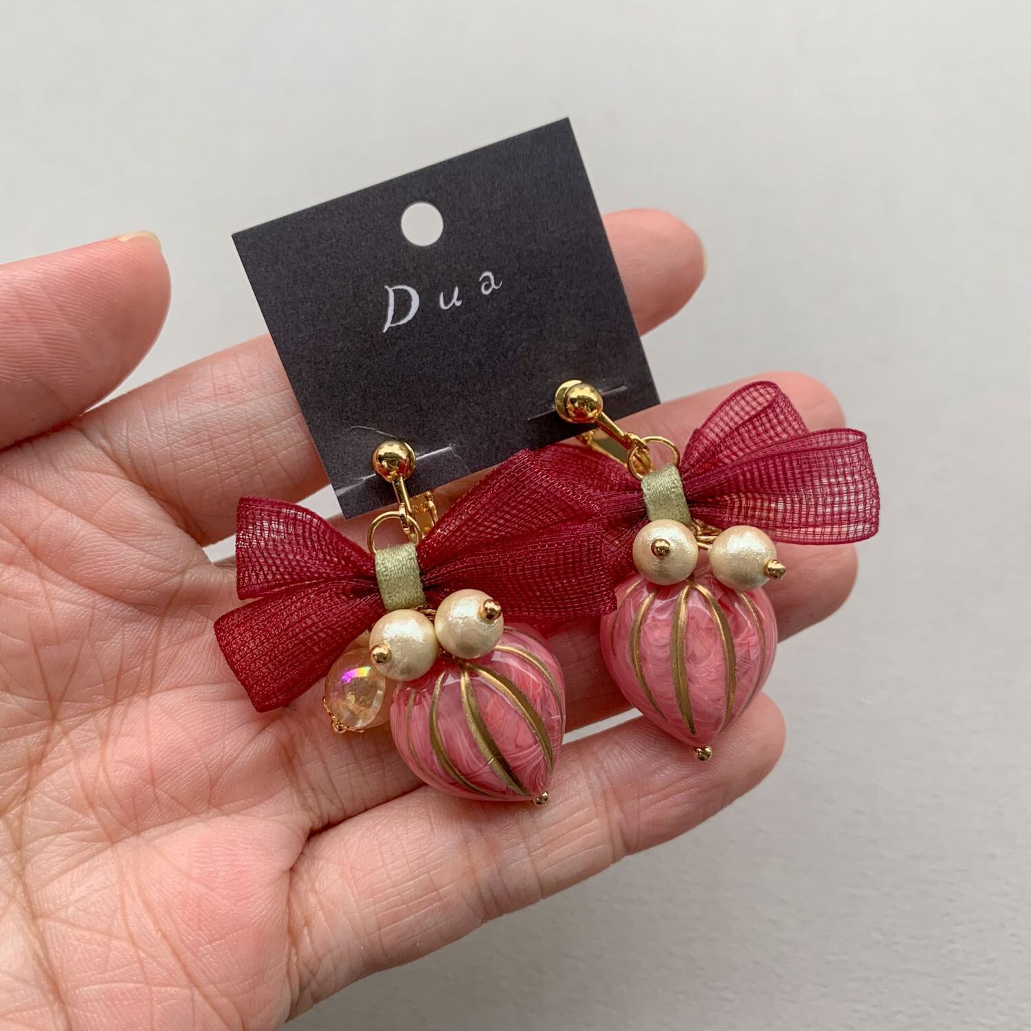 赤いリボンとハートビーズの〈ピアス/イヤリング〉 | Dua-アクセサリー